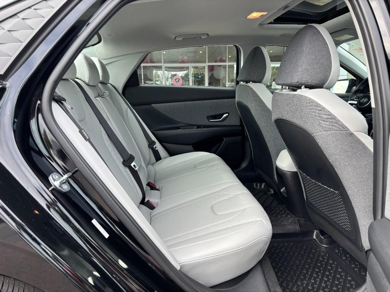 Hyundai Elantra Vehicle Image 10