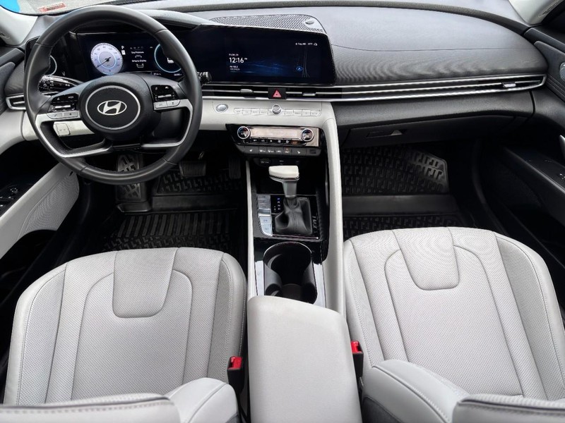 Hyundai Elantra Vehicle Image 11