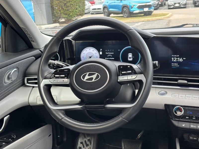 Hyundai Elantra Vehicle Image 12