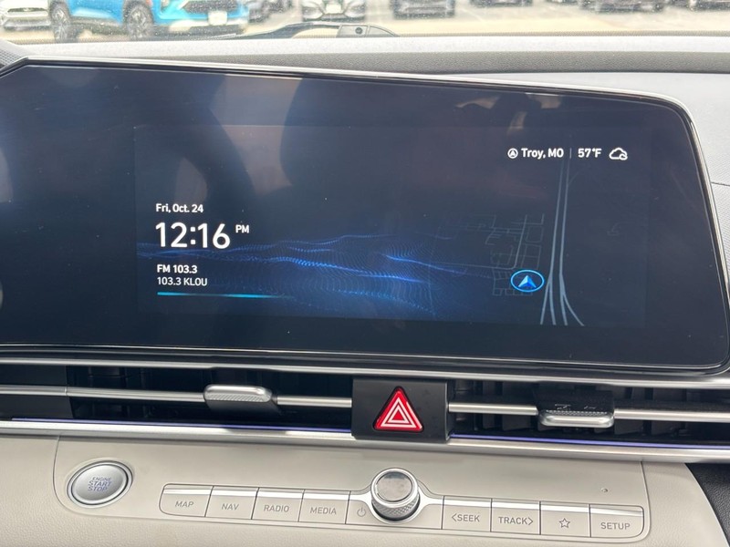 Hyundai Elantra Vehicle Image 13