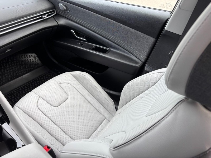 Hyundai Elantra Vehicle Image 15