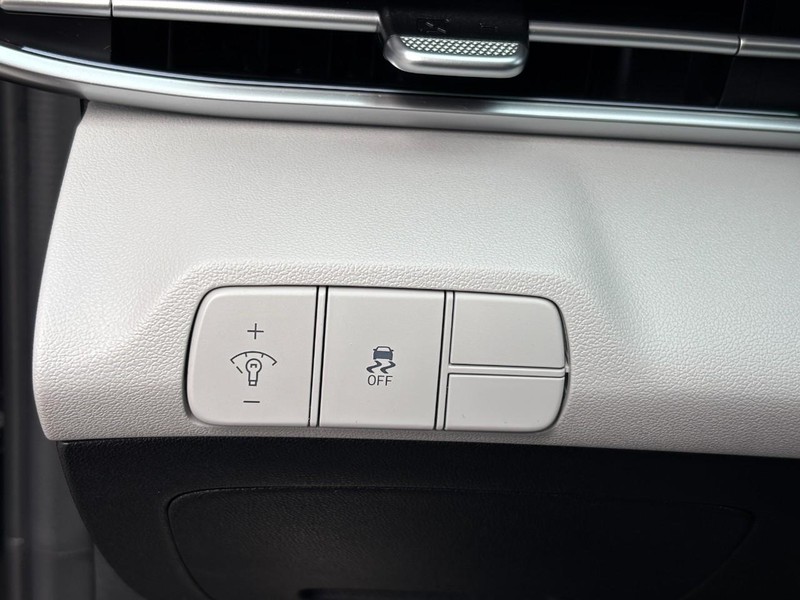 Hyundai Elantra Vehicle Image 16