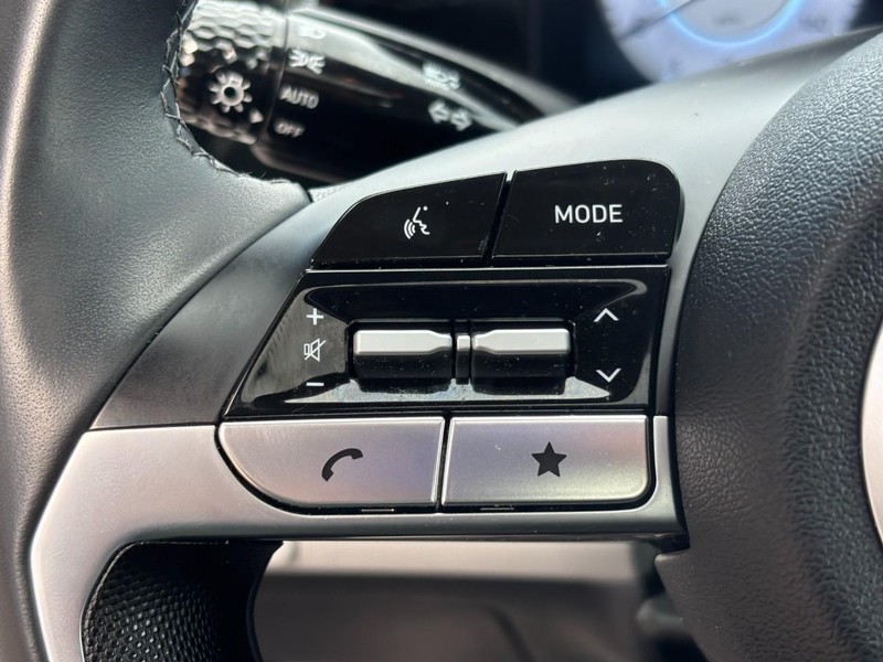 Hyundai Elantra Vehicle Image 17