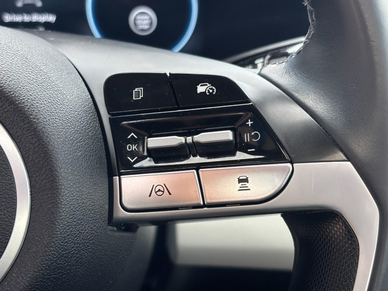 Hyundai Elantra Vehicle Image 18