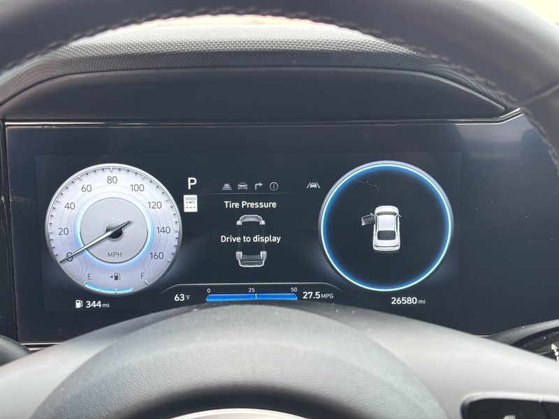 Hyundai Elantra Vehicle Image 19