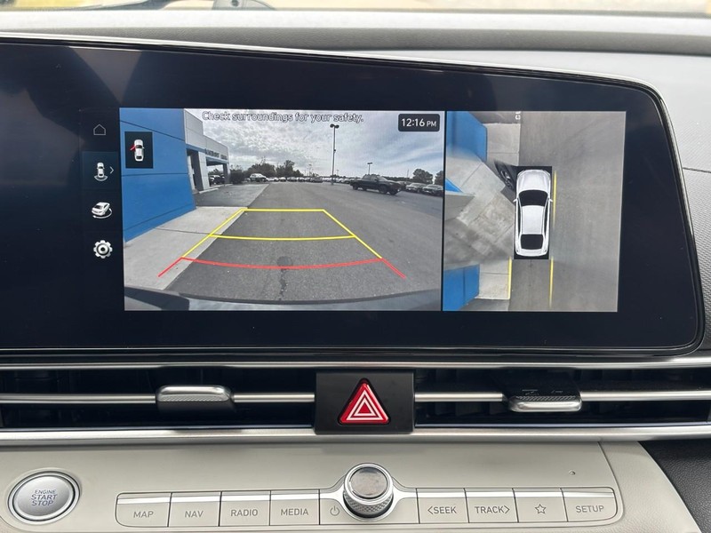 Hyundai Elantra Vehicle Image 21