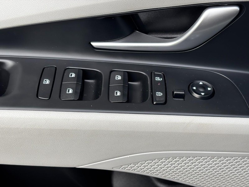 Hyundai Elantra Vehicle Image 24