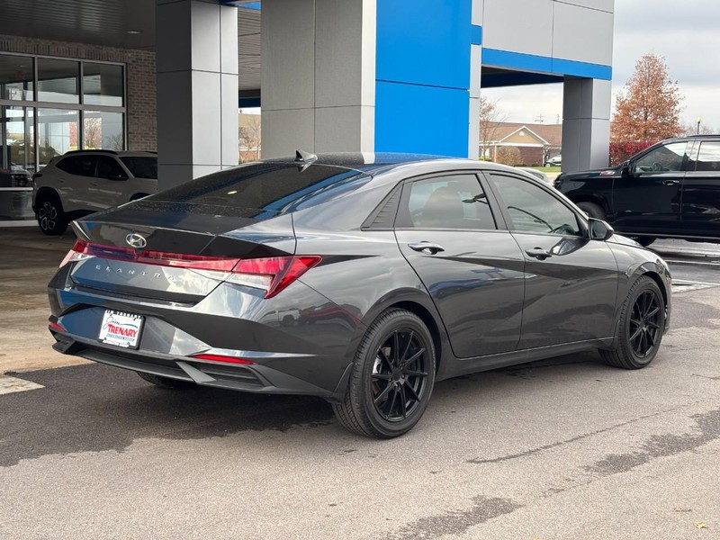 Hyundai Elantra Vehicle Image 03