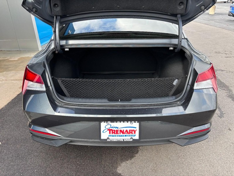 Hyundai Elantra Vehicle Image 04