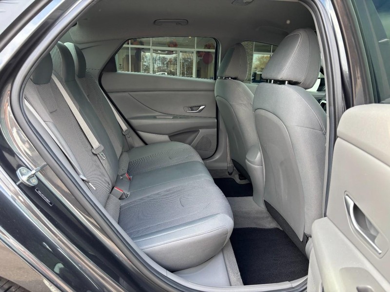 Hyundai Elantra Vehicle Image 10