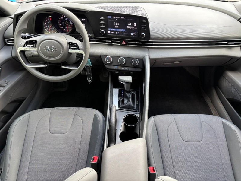 Hyundai Elantra Vehicle Image 11