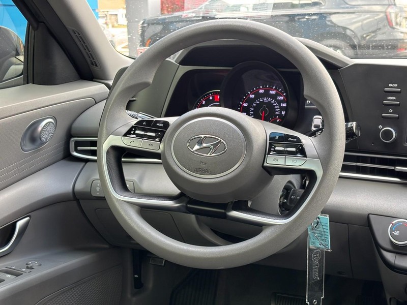 Hyundai Elantra Vehicle Image 12