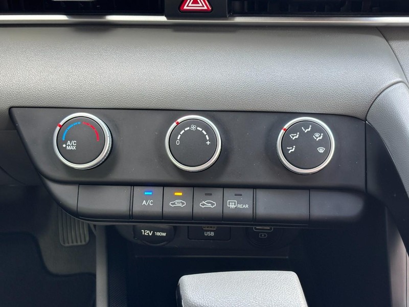 Hyundai Elantra Vehicle Image 14