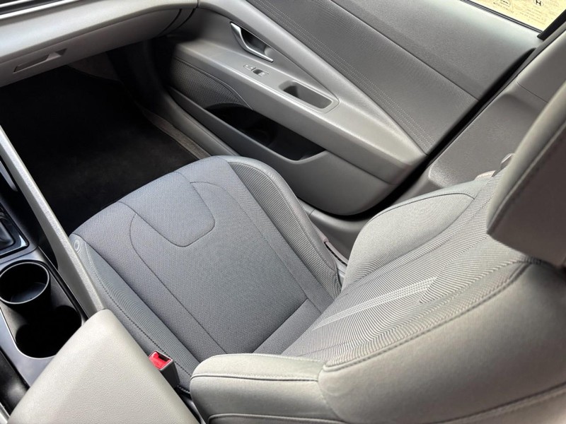 Hyundai Elantra Vehicle Image 15