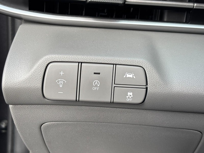 Hyundai Elantra Vehicle Image 16