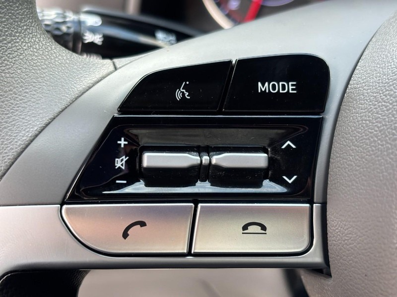 Hyundai Elantra Vehicle Image 17