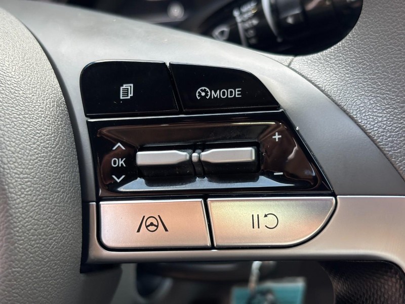 Hyundai Elantra Vehicle Image 18