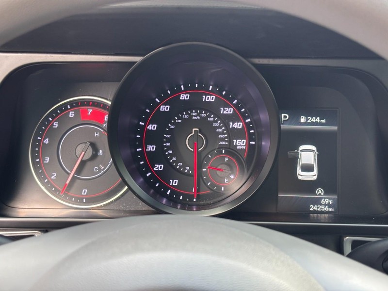 Hyundai Elantra Vehicle Image 19