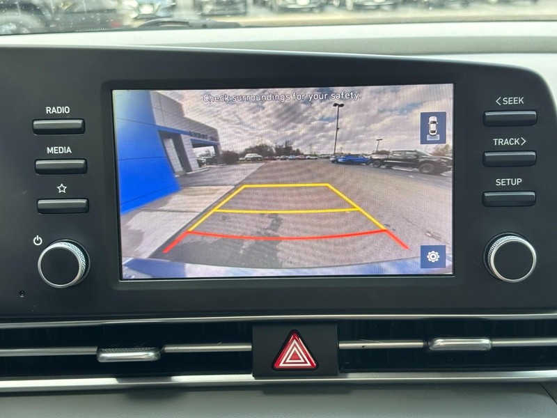 Hyundai Elantra Vehicle Image 21