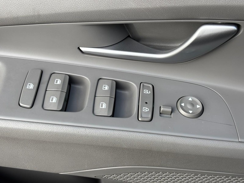 Hyundai Elantra Vehicle Image 23