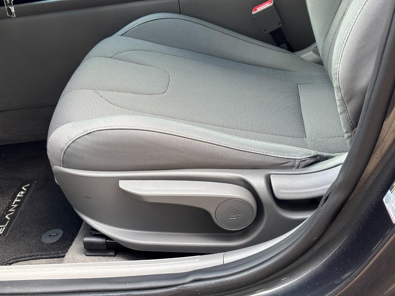 Hyundai Elantra Vehicle Image 24