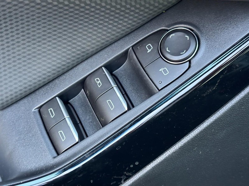 Chevrolet Equinox Vehicle Image 18