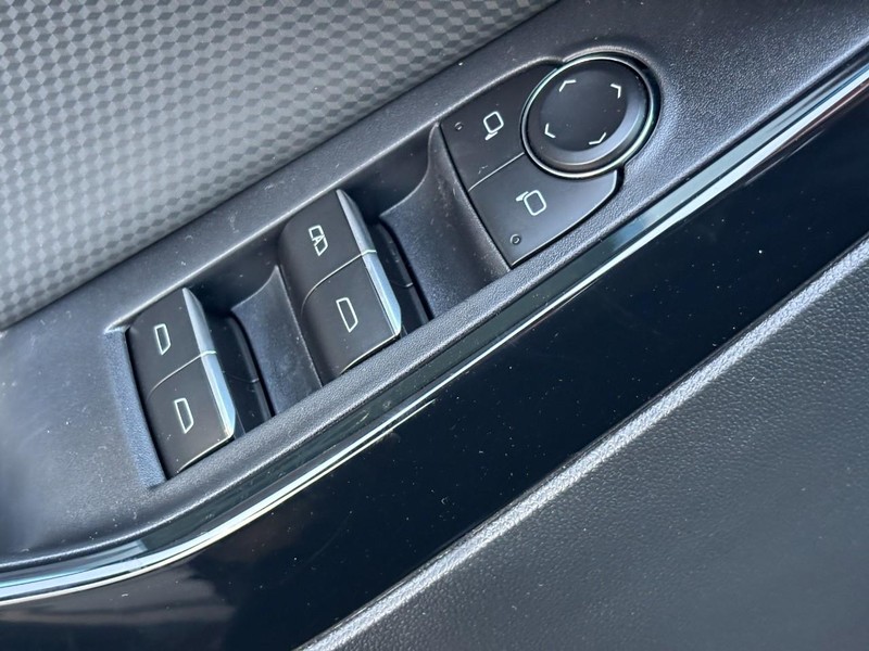 Chevrolet Equinox Vehicle Image 19