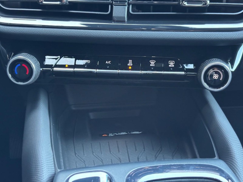 Chevrolet Equinox EV Vehicle Image 09