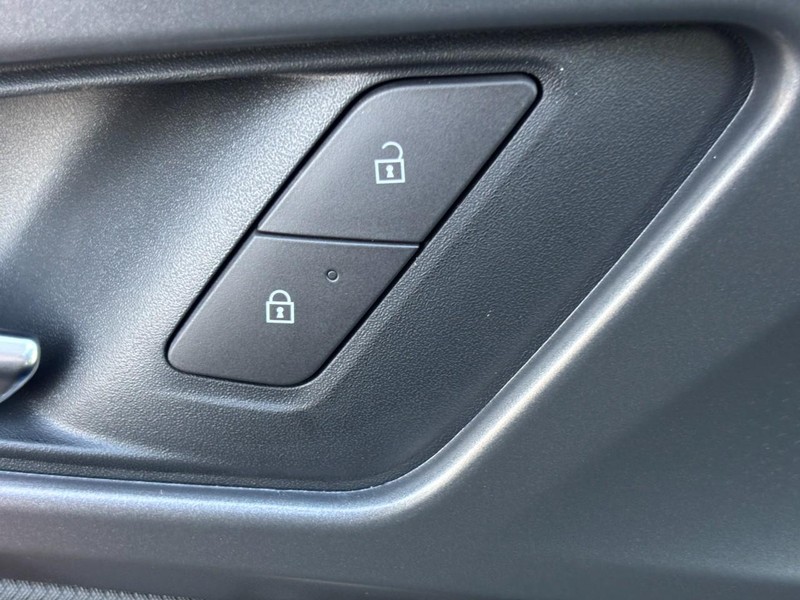 Chevrolet Equinox EV Vehicle Image 21