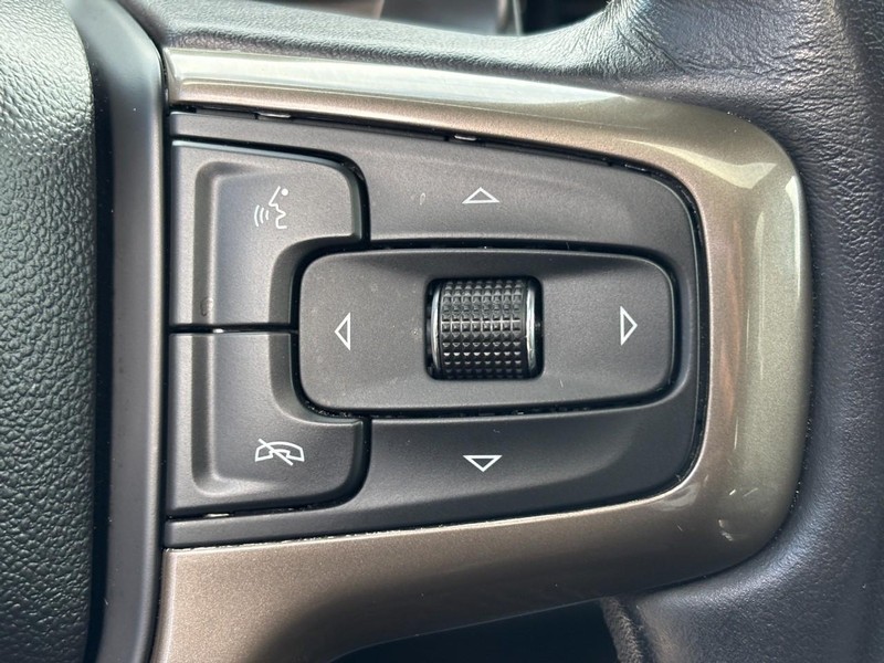 Chevrolet Silverado 1500 Vehicle Full-screen Gallery Image 18