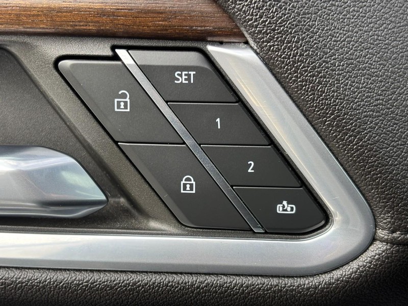 Chevrolet Silverado 1500 Vehicle Full-screen Gallery Image 24