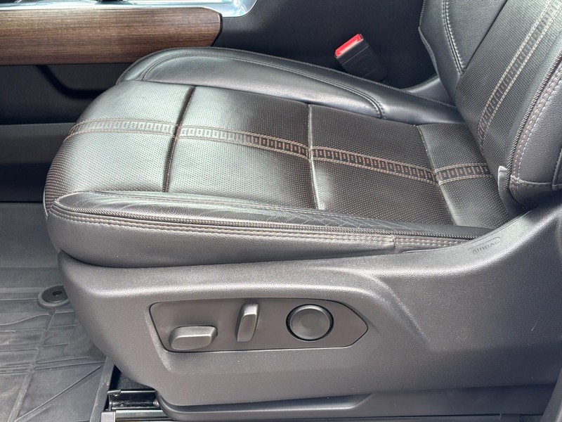 Chevrolet Silverado 1500 Vehicle Full-screen Gallery Image 25