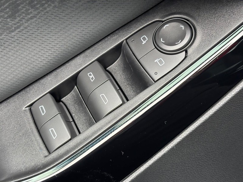 Chevrolet Equinox Vehicle Full-screen Gallery Image 23