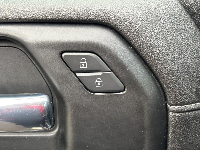 Chevrolet Silverado 1500 Vehicle Full-screen Gallery Image 24