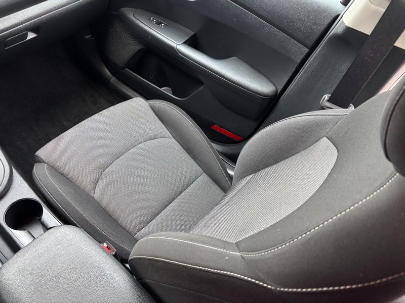 Kia Forte Vehicle Image 15