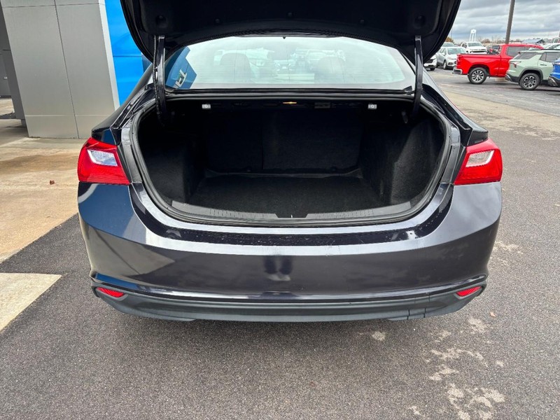 Chevrolet Malibu Vehicle Full-screen Gallery Image 04