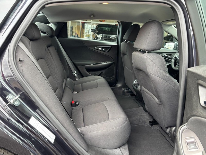 Chevrolet Malibu Vehicle Full-screen Gallery Image 10