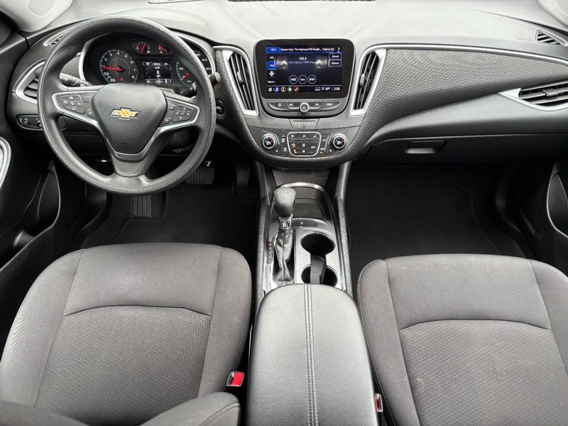Chevrolet Malibu Vehicle Full-screen Gallery Image 11