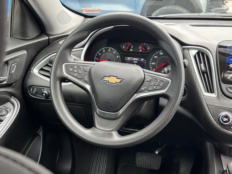 Chevrolet Malibu Vehicle Full-screen Gallery Image 12