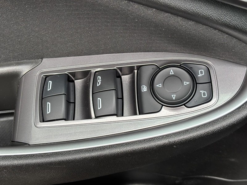 Chevrolet Malibu Vehicle Full-screen Gallery Image 23