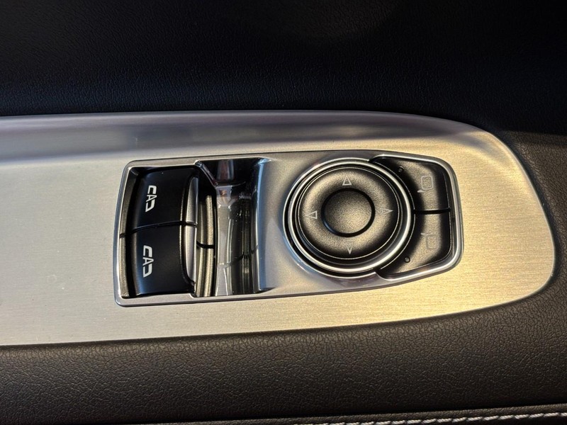 Chevrolet Corvette Vehicle Image 13