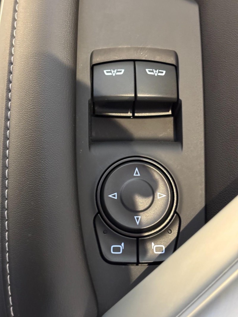 Chevrolet Camaro Vehicle Image 13