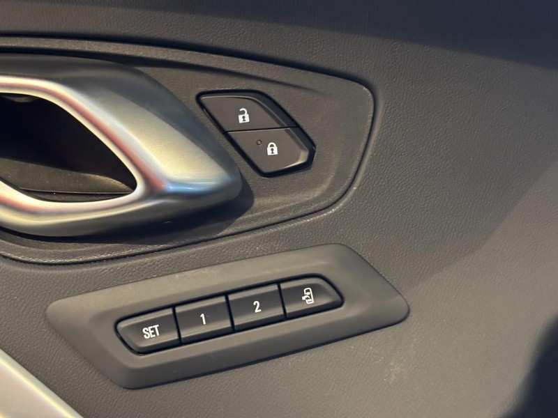 Chevrolet Camaro Vehicle Image 14