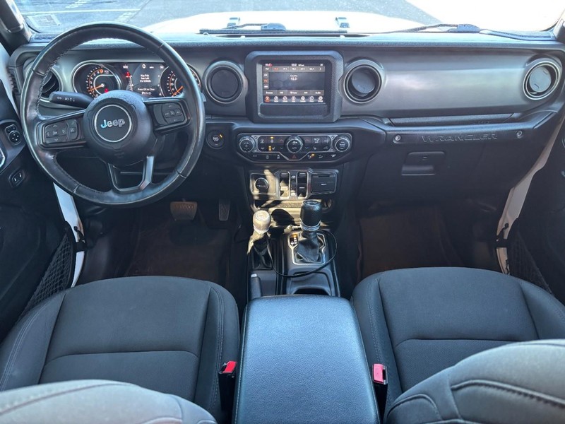 Jeep Wrangler Vehicle Image 11