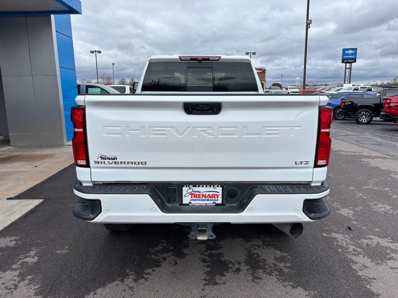 Chevrolet Silverado 2500HD Vehicle Image 05