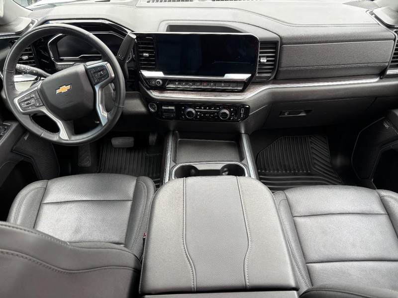 Chevrolet Silverado 2500HD Vehicle Image 11