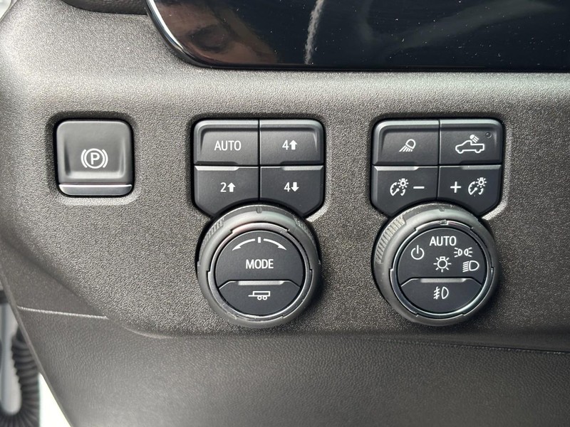 Chevrolet Silverado 2500HD Vehicle Image 16