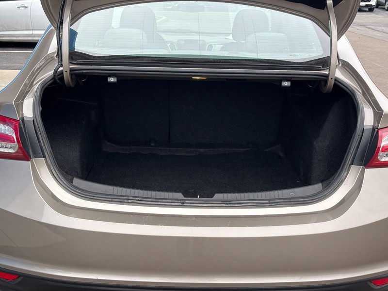 Chevrolet Malibu Vehicle Image 05