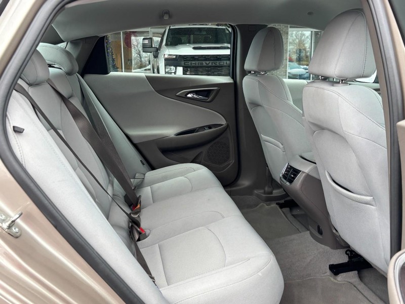 Chevrolet Malibu Vehicle Image 10