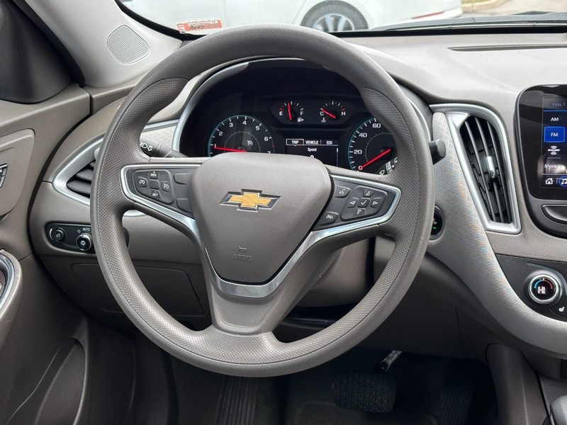 Chevrolet Malibu Vehicle Image 12
